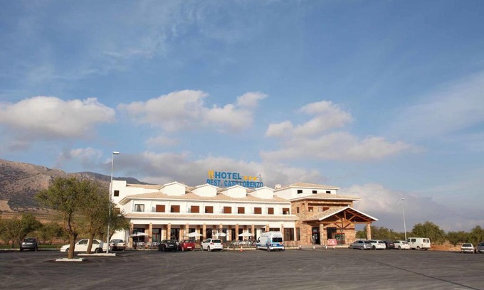 Chirivel Hotel | Comfortable Hotel Lorenzo with Family-Friendly Amenities