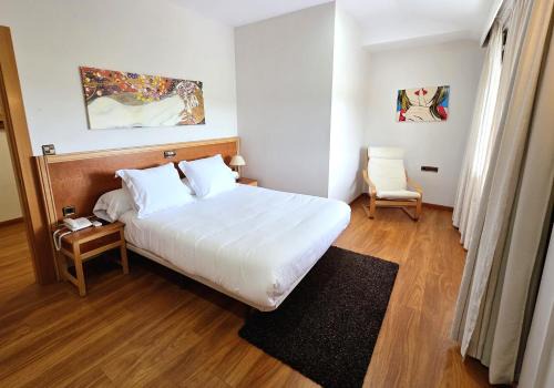 Malpartida de Caceres Hotel | Pet-Friendly Hotel Los Barruecos with Oceanfront Views