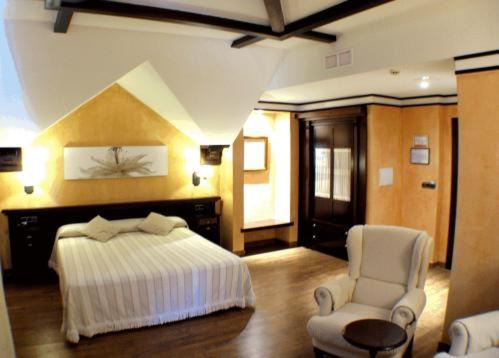 Barrio de la Vega Hotel | Inviting Retreat at Hotel Los Cerezos with Pool & Breakfast