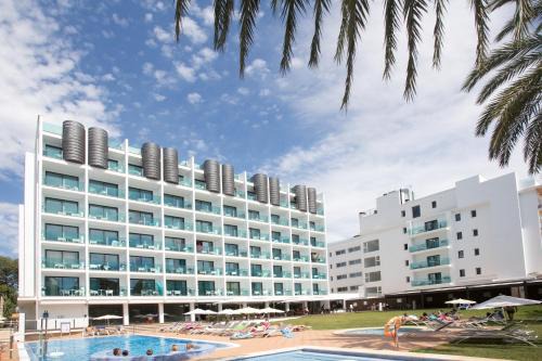 Les Meravelles Hotel | Discover Hotel Luxor: Family-Friendly Stay with Pool & Dining