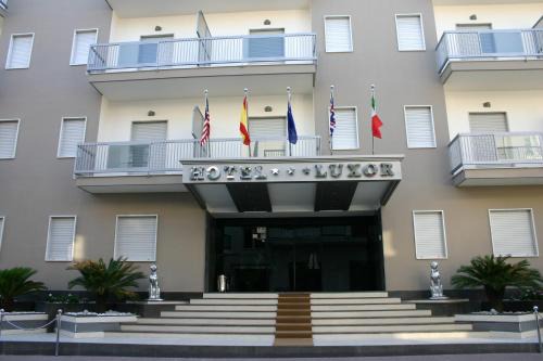 Casoria Hotel | Pet-Friendly Retreat at Hotel Luxor with Breakfast Included