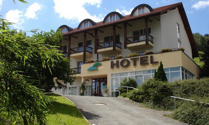 Mengersgereuth-Hammern Hotel | Enjoy Hotel Mühlbergblick: Pet-Friendly & Guest Rated 9/10