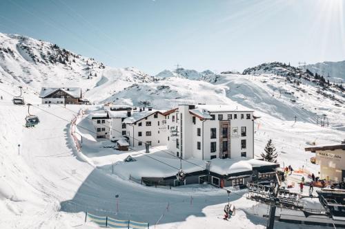 Sankt Christoph am Arlberg Hotel | Discover Hotel Maiensee: 4-Star Retreat with Hot Tub & Pets