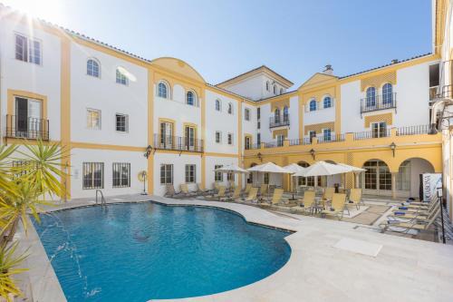 Distrito Centro Hotel | Discover Hotel Macià Alfaros: Oceanfront Retreat with Pool