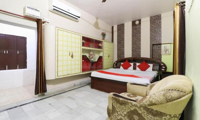 Misrikh Apartment | Pet-Friendly Hotel Madhava: Ideal for Families on a Budget