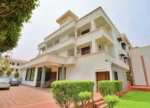 Rakabganj Hotel | Discover Hotel Marc Royal: Family-Friendly with Pool Access