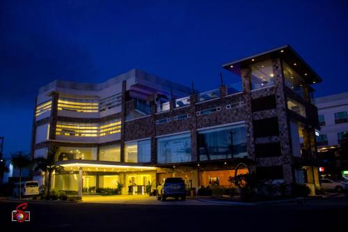 Calamba Hotel | Welcoming Hotel Marciano: Pool, Breakfast & Family Friendly