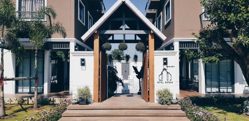 Nong Hoi Hotel | Family-Friendly Hotel Matana with Pool & 8/10 Review Score