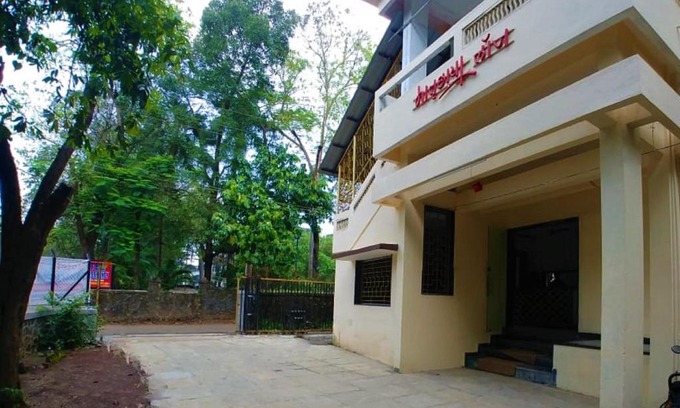 Rao Colony Hotel | Convenient Hotel Matruchhaya - Steps from Lonavala Market