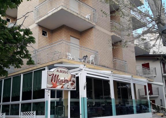 Misano Adriatico Hotel | Pet-Friendly Hotel Maxim with Private Beach and Ocean Views