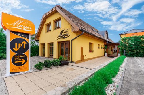 Alsóörs Hotel | Experience Comfort at Hotel Mayer Alsóörs with Ocean Views