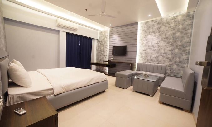 Rajnandgaon Hotel | Budget-Friendly Stay at Hotel Mayur with Breakfast Included