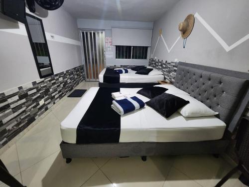 La America Hotel | Comfortable Apartahotel Calasanz Home with Great Amenities