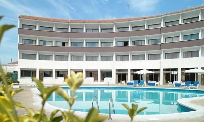Ovar Hotel | Relax at Hotel Meia Lua with Pool, Spa & Family-Friendly Amenities