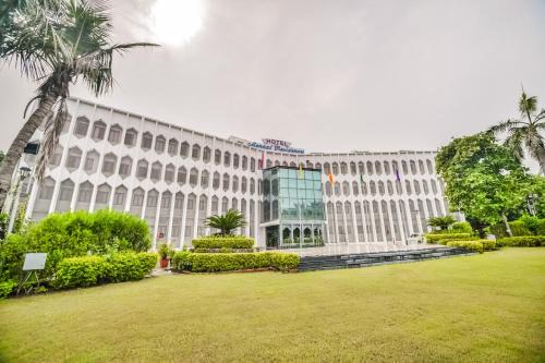 Kota Hotel | Explore Comfort at Hotel Menaal Residency with Pool & Breakfast