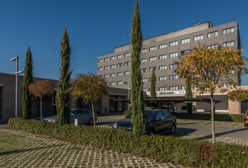 Villa de Vallecas Hotel | Inviting Hotel Mercader: Pet Friendly & Family Amenities