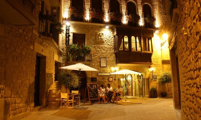 Olite Hotel | Hotel Merindad de Olite: Family-Friendly Stay with Dining