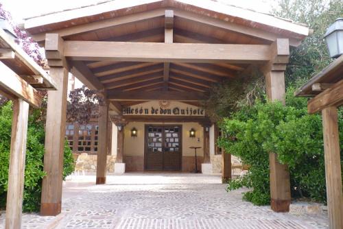 Mota del Cuervo Hotel | Explore Hotel Mesón de Don Quijote with Pool and Dining