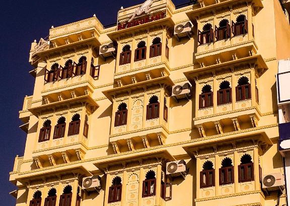 Lake Swaroop Sagar Bed & Breakfast | Cozy Retreat at Hotel Mewari Villa with Breakfast Included