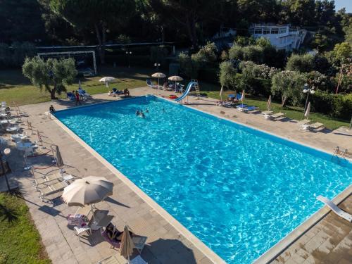 Grotta dell'acqua Hotel | Relax at Hotel Mira: Pet-Friendly Beachfront Retreat