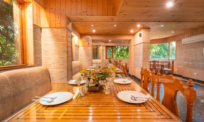 Rajbagh Hotel | Discover Hotel Mirage: Family-Friendly with Dining & Kitchen