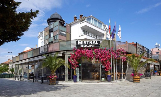 Nessebar New Town Hotel | Discover Hotel Mistral: Pet-Friendly Retreat with Breakfast