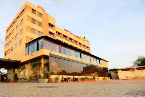 Ujjain Hotel | Discover Hotel Mittal Avenue & Paradise with Oceanview Pool