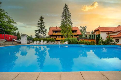 Kalwaria Zebrzydowska Hotel | Relaxing Oceanfront Escape at Hotel Modrzewiówka