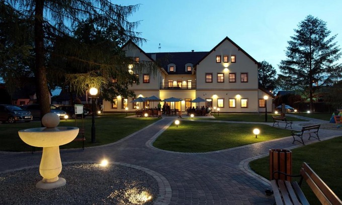 Gliwice Hotel | Cozy Stay at Hotel Modrzewiowy Dwór with Breakfast & Pets