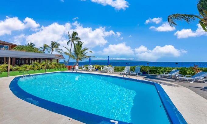 Kaunakakai Hotel | Family-Friendly Hotel Molokai: Relax by the Pool