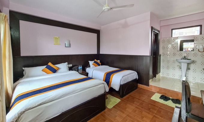 Sauraha House | Hotel Monalisa Chitwan with including Bed and Breakfast
