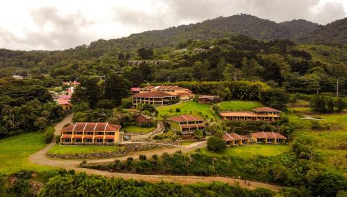 Monteverde Hotel | Explore Hotel Montaña Monteverde: Pet-Friendly Retreat