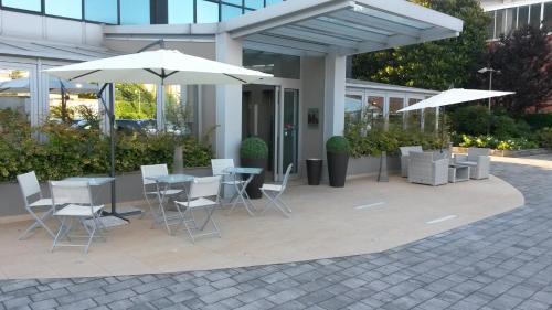 Peschiera Borromeo Hotel | Convenient Hotel Montini Near Linate Airport with Breakfast