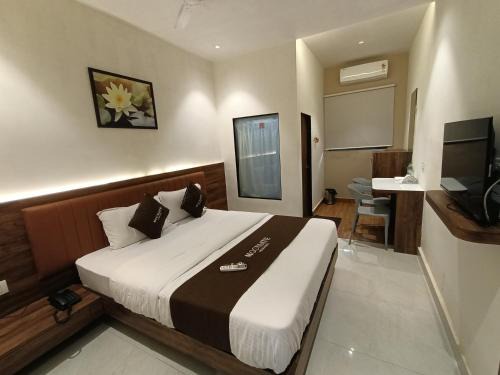 Malad West Hotel | Affordable Family Getaway at Moon Lite Residency, Malad West