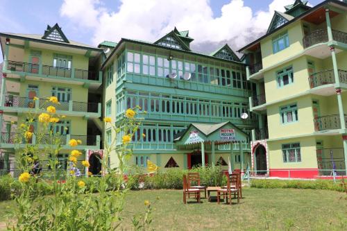 Sangla Hotel | Welcoming Hotel Mount Kailash: Family-Friendly with Dining