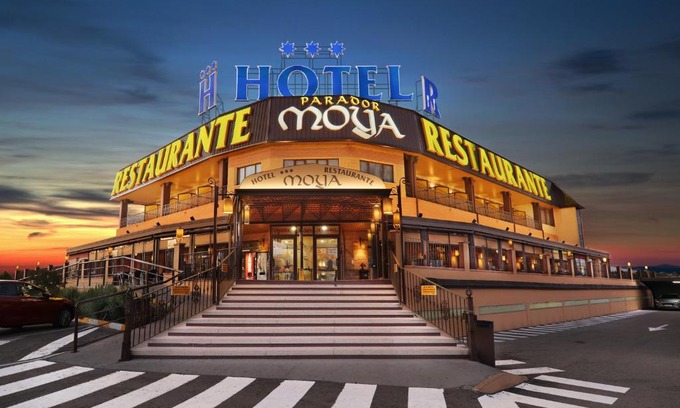 Honrubia Hotel | Discover Hotel Moya: Pet-Friendly with Breakfast Included
