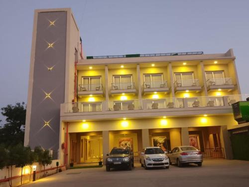 Mathura Hotel | Discover Hotel Mukut Mani: 4-Star Stay with Cozy Amenities