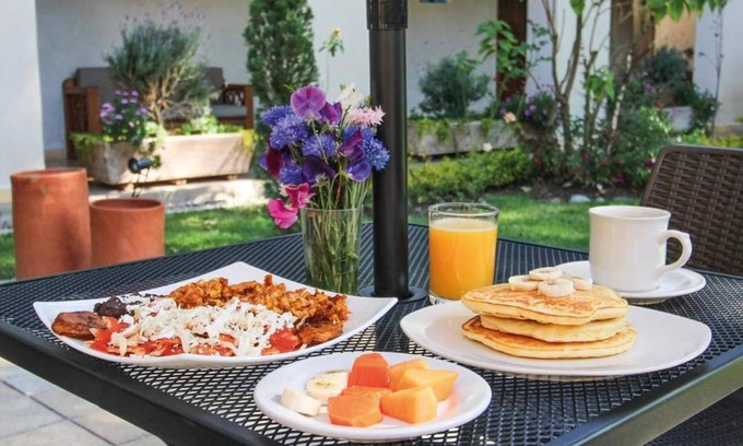 De Mexicanos Hotel | Hotel Junvay: Family-Friendly Getaway with Pool & Spa