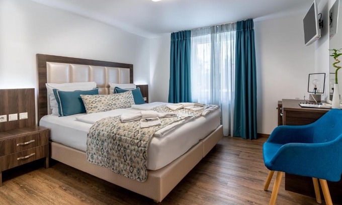 Kirchentellinsfurt Hotel | Pet-Friendly Hotel Myrsini with Breakfast and Dining Options