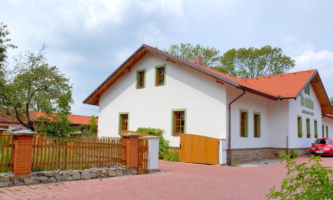 Mirosov Hotel | Pet-Friendly Hotel Na Statku Mirošov with Restaurant & Family Perks