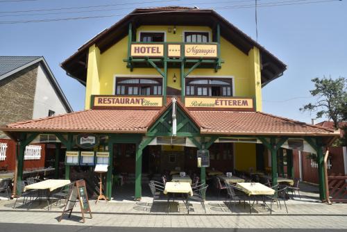 Balatonmariafurdo Hotel | Discover Comfort at Hotel Napsugár with Hot Tub & Breakfast