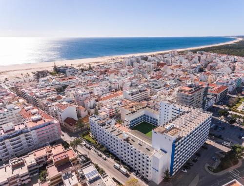 Vila Real Santo Antonio Hotel | Relax at Hotel Navegadores: Pool, Beach & Spa Awaits