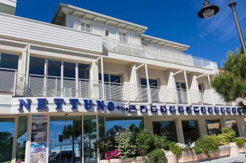 Villamarina Hotel | Discover Hotel Nettuno: 4-Star Poolside Retreat