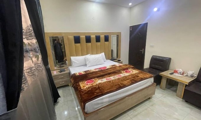 Johar Town Hotel | Budget-Friendly Stay at Hotel New Royal Palace with Breakfast