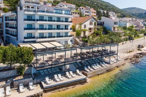 Neum Hotel | Relax at Novum-Hotel: Pet-Friendly with Oceanfront Views