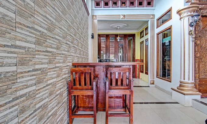 Cilacap Hotel | Cozy OYO 92294 Amole Homestay with Breakfast Included