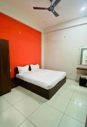 Shujalpur Hotel | Budget-Friendly Stay at OYO Hotel Area 42 with Dining