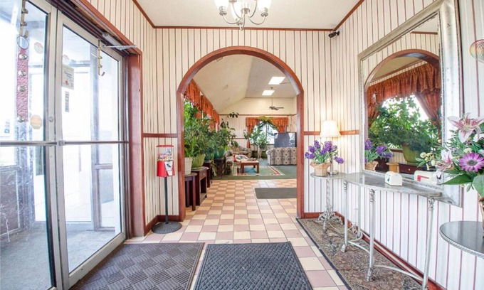 Elkhart Hotel | Budget-Friendly Hotel O Daylight Inn with Family Amenities