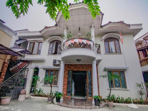 Mampang Prapatan Hotel | Budget-Friendly Getaway at OYO 90094 Gayatri Residence