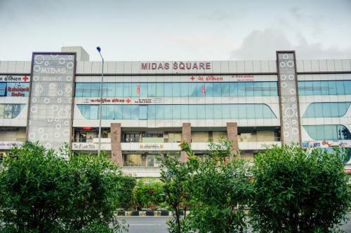 Surat Hotel | Family-Friendly Stays at OYO Hotel Laxmi Kuber